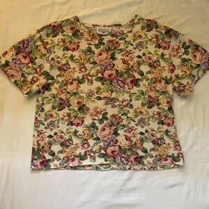 Vintage floral crop top t-shirt. Fits like a M-L. Excellent vintage condition